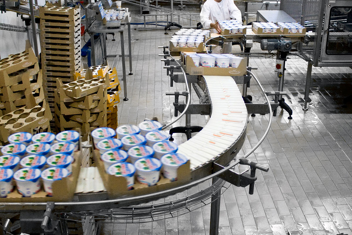 Flusso di produzione automatizzato per l&apos;industria lattiero-casearia